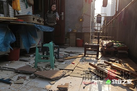 3月7日，树木岭天凯东苑小区，供打扑克坐的小凳均被砸烂，扑克牌散落一地，掉落的瓷砖碎成了几片。图/记者刘有志